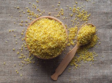 Bulgur buğday ahşap kase. Dökülen bulgur.