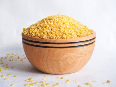 Bulgur buğday ahşap kase. Dökülen bulgur.