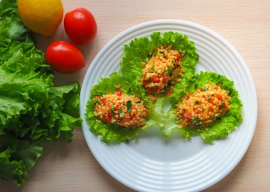 Taze yemek sebze ve bulgur salatası. 