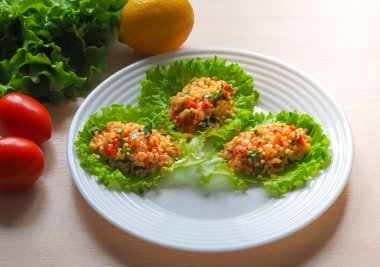 Taze yemek sebze ve bulgur salatası. 