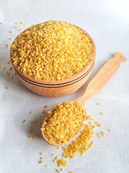 Bulgur Buğday Ahşap Kase Dökülen Bulgur — Stok fotoğraf