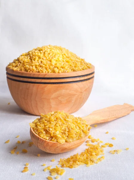 Bulgur Buğday Ahşap Kase Dökülen Bulgur — Stok fotoğraf