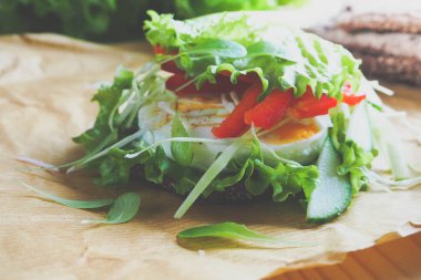 Burger sebze, haşlanmış yumurta ve çavdar ekmeği. Sağlıklı beslenme veya vejetaryen yemek kavramı.