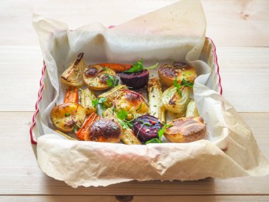 Parşömen üzerine lezzetli pişmiş sebze.