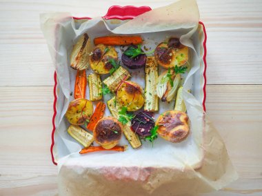 Parşömen üzerine lezzetli pişmiş sebze.