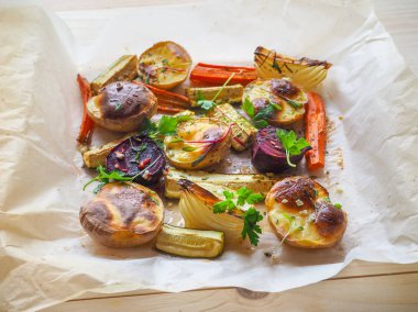 Parşömen üzerine lezzetli pişmiş sebze.