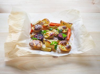 Pişmiş sebze parşömen üzerine büyük parçalar halinde. Köy lezzetli ve sağlıklı gıda.