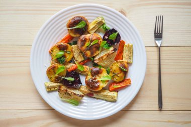 Pişmiş sebze parşömen üzerine büyük parçalar halinde. Köy lezzetli ve sağlıklı gıda.