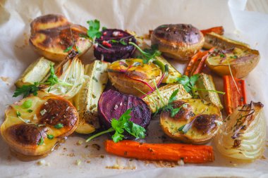 Pişmiş sebze parşömen üzerine büyük parçalar halinde. Köy lezzetli ve sağlıklı gıda.