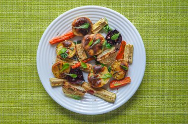 Pişmiş sebze parşömen üzerine büyük parçalar halinde. Köy lezzetli ve sağlıklı gıda.