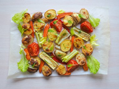 Pişmiş sebze parşömen üzerine büyük parçalar halinde. Köy lezzetli ve sağlıklı gıda.