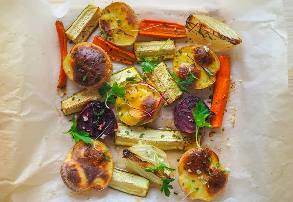 Parşömen üzerine lezzetli pişmiş sebze.