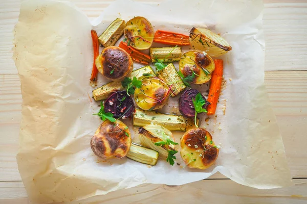 Parşömen üzerine lezzetli pişmiş sebze.