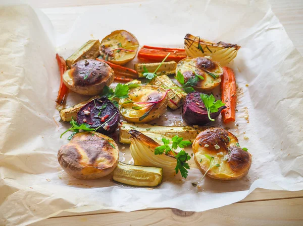 Parşömen üzerine lezzetli pişmiş sebze.