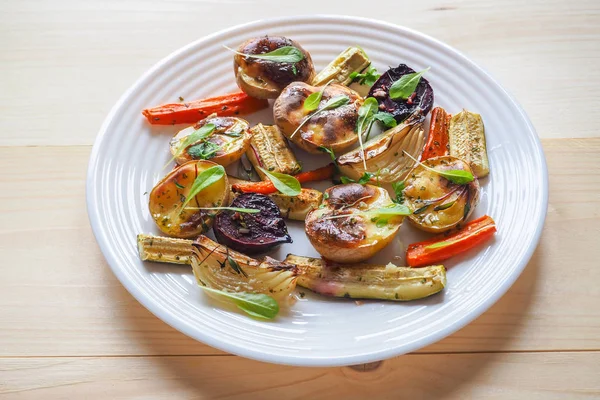 Pişmiş sebze parşömen üzerine büyük parçalar halinde. Köy lezzetli ve sağlıklı gıda.