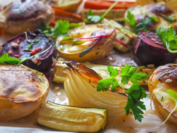 Pişmiş sebze parşömen üzerine büyük parçalar halinde. Köy lezzetli ve sağlıklı gıda.