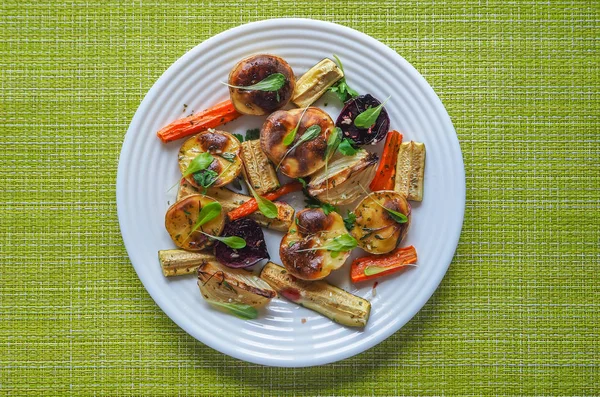 Pişmiş sebze parşömen üzerine büyük parçalar halinde. Köy lezzetli ve sağlıklı gıda.