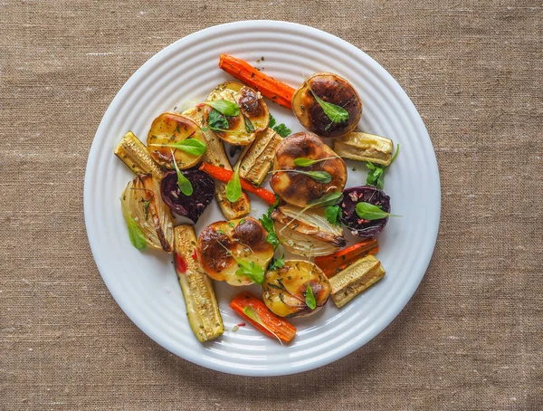 Pişmiş sebze parşömen üzerine büyük parçalar halinde. Köy lezzetli ve sağlıklı gıda.