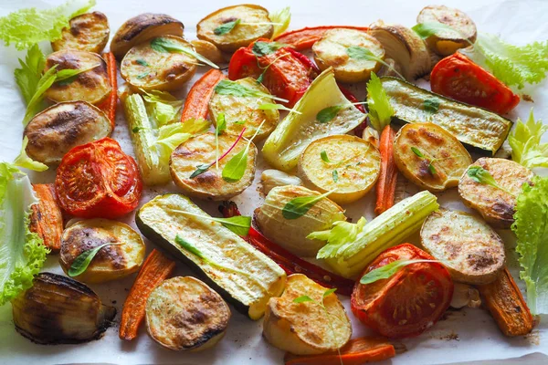 Sült Zöldségek Nagy Darab Pergamen Ízletes Egészséges Falu Élelmiszer — Stock Fotó