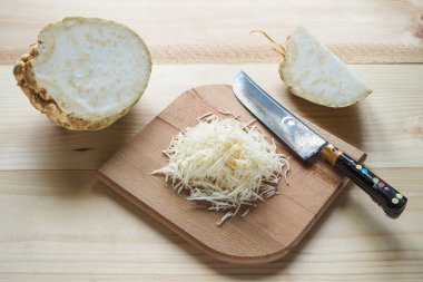 Kereviz (kereviz) bir salata için rendelenmiş