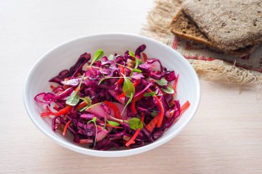 Noel yemeği için elmalı ve cevizli kırmızı lahana salatası. Vejetaryen yemeği..