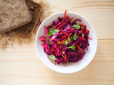 Noel yemeği için elmalı ve cevizli kırmızı lahana salatası. Vejetaryen yemeği..