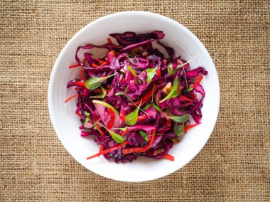 Noel yemeği için elmalı ve cevizli kırmızı lahana salatası. Vejetaryen yemeği..