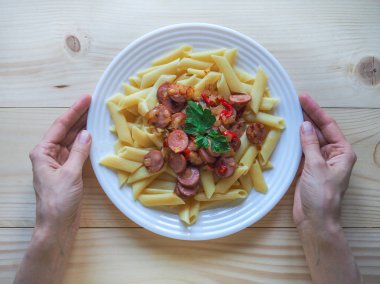 Sebze ve makarna ile kızarmış sosis. Basit lezzetli rustik yemek. Üstten Görünüm.