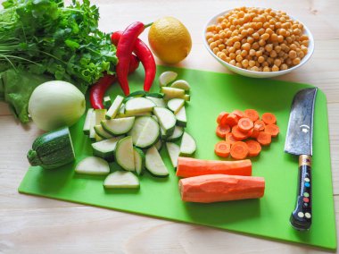 Sebze kesme. Nohut ile kabak. Vejetaryen diyet. Rustik kullanışlı mutfak.