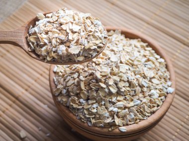 Sağlıklı beslenme kavramı. Kase ve kaşık yulaf ezmesi haddelenmiş Kuru.