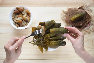 Salatalık turşusu ve ahşap zemin üzerine salamura mantar.