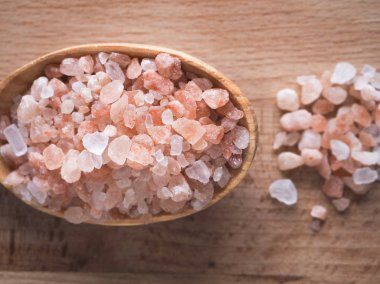 Büyük pembe Himalaya tuz ve tahta kaşık ahşap tablo.