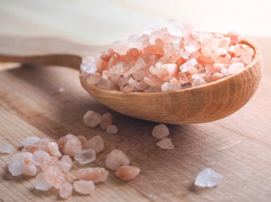 Büyük pembe Himalaya tuz ve tahta kaşık ahşap tablo.