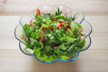 Hafif bir salata sebze. Yaz salatası.