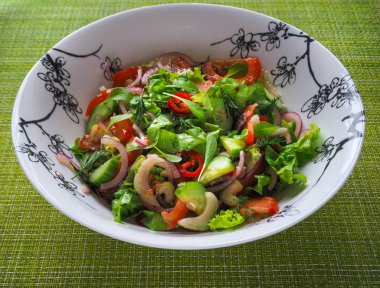 Hafif bir salata sebze. Yaz salatası.