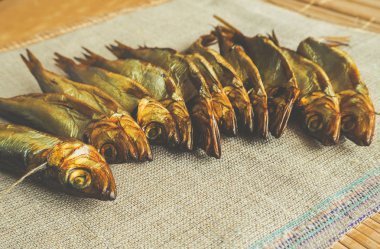 Ringa balığı balık füme. Çuval bezi üzerinde lezzetli füme balık.