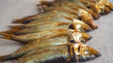 Ringa balığı balık füme. Çuval bezi üzerinde lezzetli füme balık.