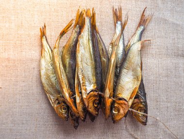 Ringa balığı balık füme. Çuval bezi üzerinde lezzetli füme balık.