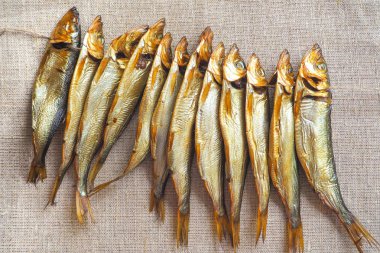 Ringa balığı balık füme. Çuval bezi üzerinde lezzetli füme balık.