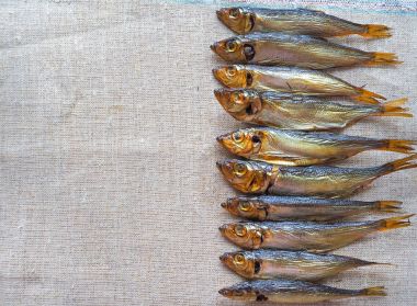 Ringa balığı balık füme. Çuval bezi üzerinde lezzetli füme balık.