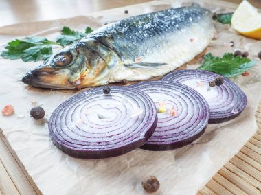 Plaka üzerinde bir lezzetli çiğ balık ringa balığı. Akdeniz ve Rus Mutfağı.