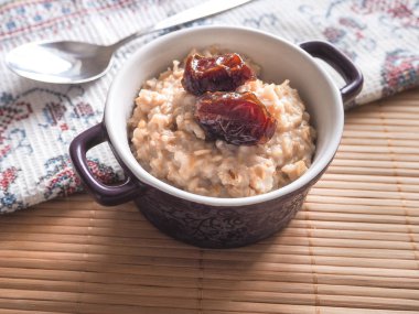 Basit sağlıklı gıda. Yulaf ezmesi tarihleri ve süt.