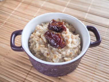 Basit sağlıklı gıda. Yulaf ezmesi tarihleri ve süt.