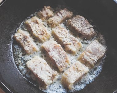 Çiğ balık fileto kızartma için hazır.