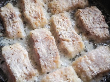 Çiğ balık fileto kızartma için hazır.