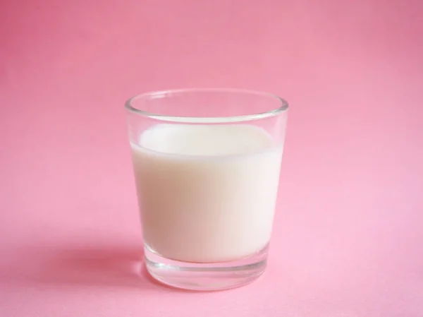 Ein Glas Milch Auf Farbigem Hintergrund — Stockfoto