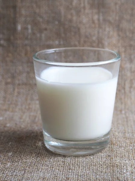 Ein Glas Milch Auf Farbigem Hintergrund — Stockfoto