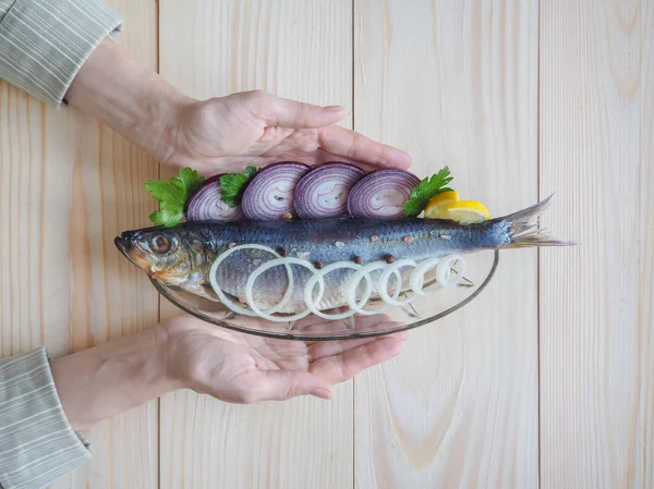 Pyszne Ryby Solone Śledzie Talerzu Dania Kuchni Śródziemnomorskiej Rosyjskiej — Zdjęcie stockowe