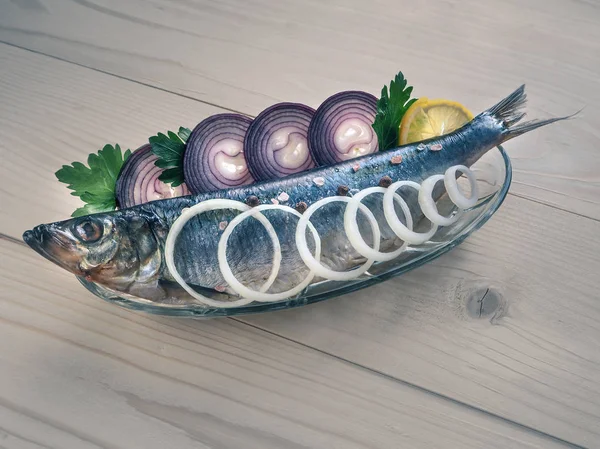 Pyszne Ryby Solone Śledzie Talerzu Dania Kuchni Śródziemnomorskiej Rosyjskiej — Zdjęcie stockowe