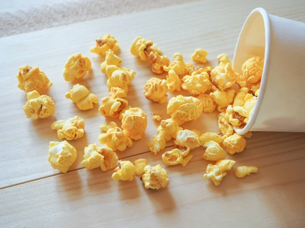 Stänkte Popcorn Ett Träbord — Stockfoto